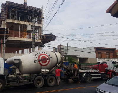 Caminhão da Concrelaje bombeando concreto usinado para a laje